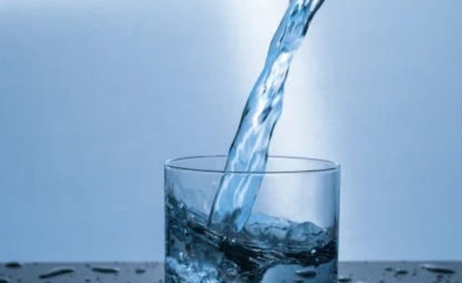 ¿Qué significa soñar con agua cristalina?