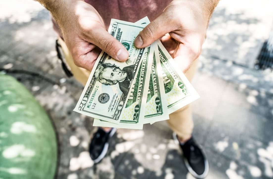 ¿Qué significa soñar con recoger dinero?