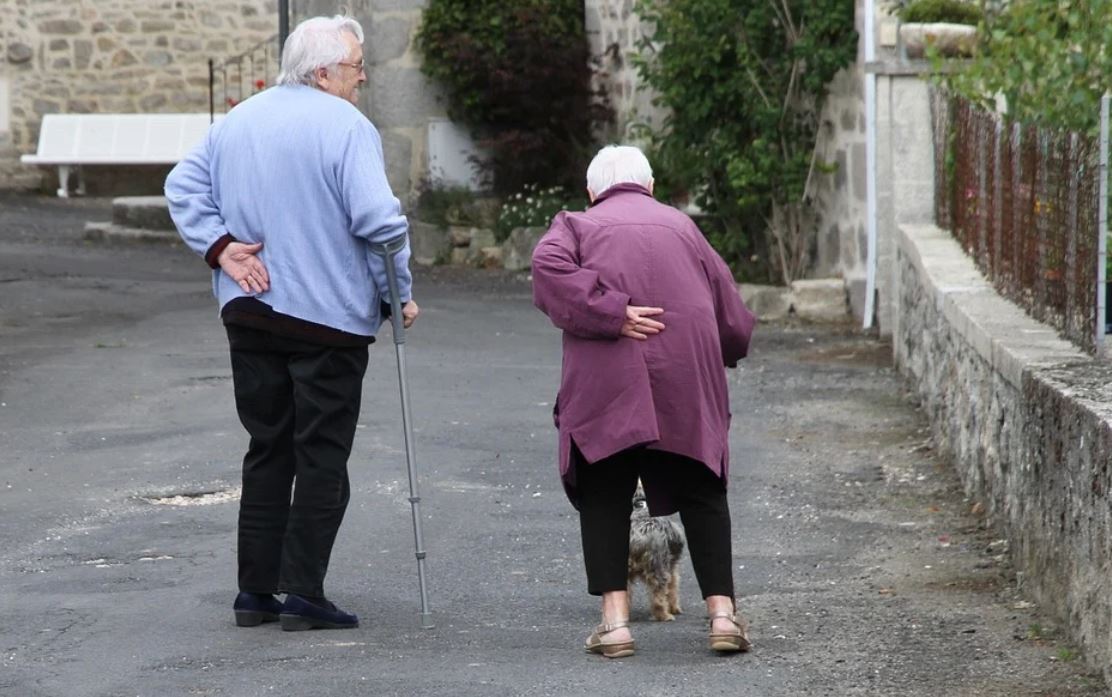 ¿Qué significa soñar con una persona mayor?