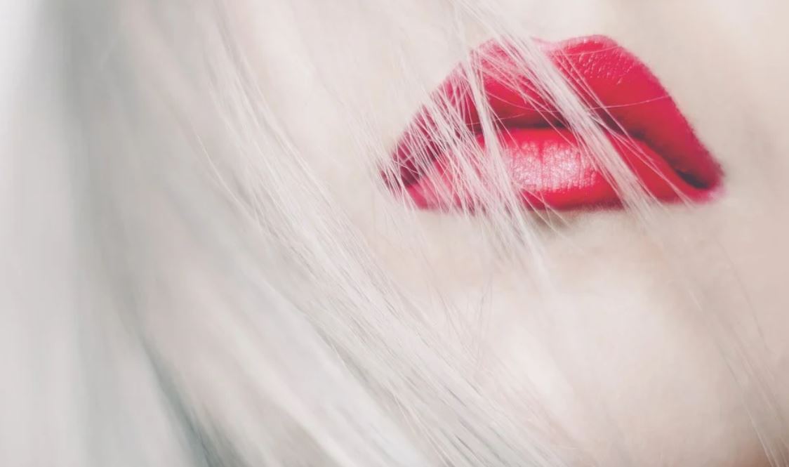 ¿Qué significa soñar con que te sale pelo de la boca?