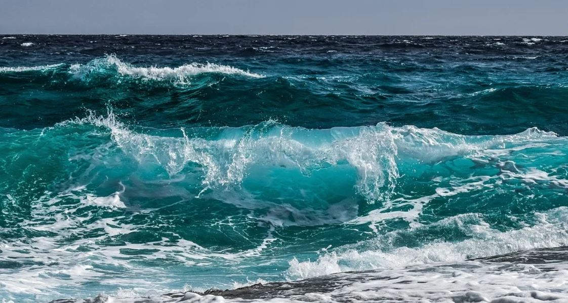 ¿Qué significa soñar con olas del océano?