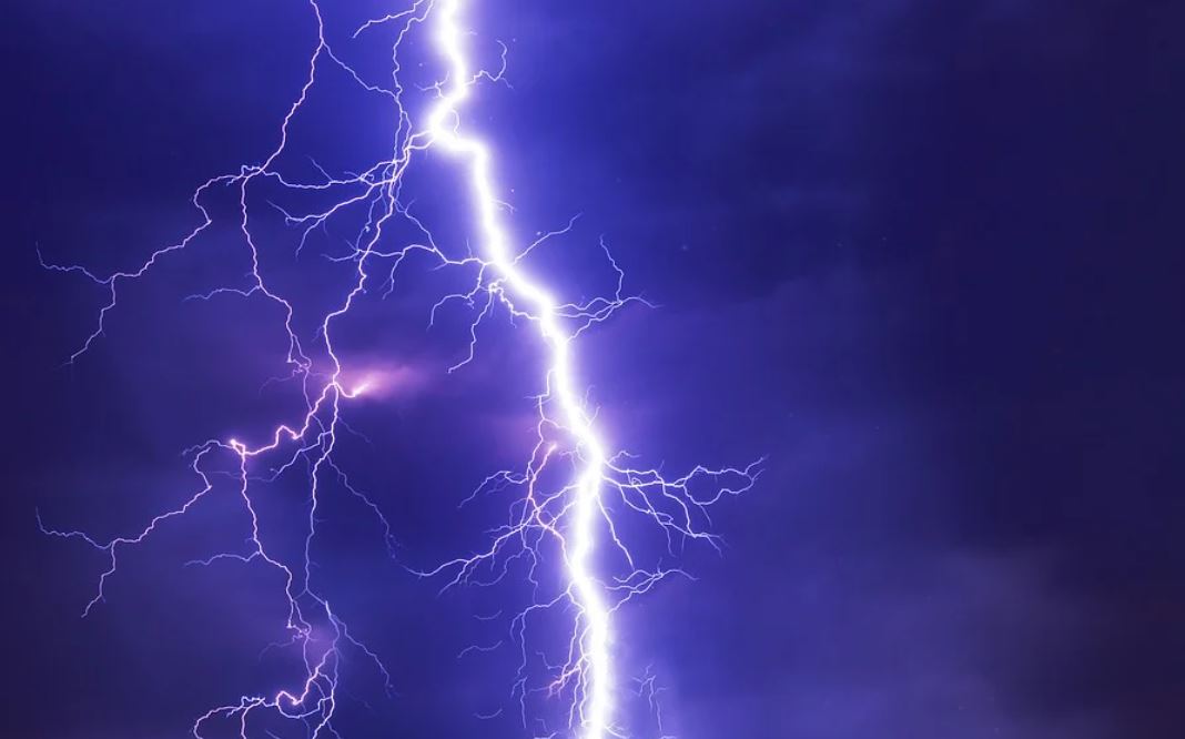 ¿Qué significa soñar con ser alcanzado por un rayo?