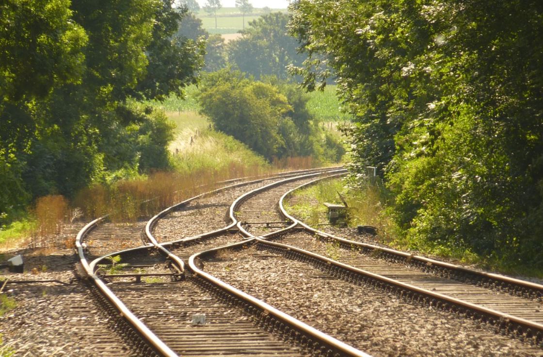 9 Significados de Soñar con Vías de Tren