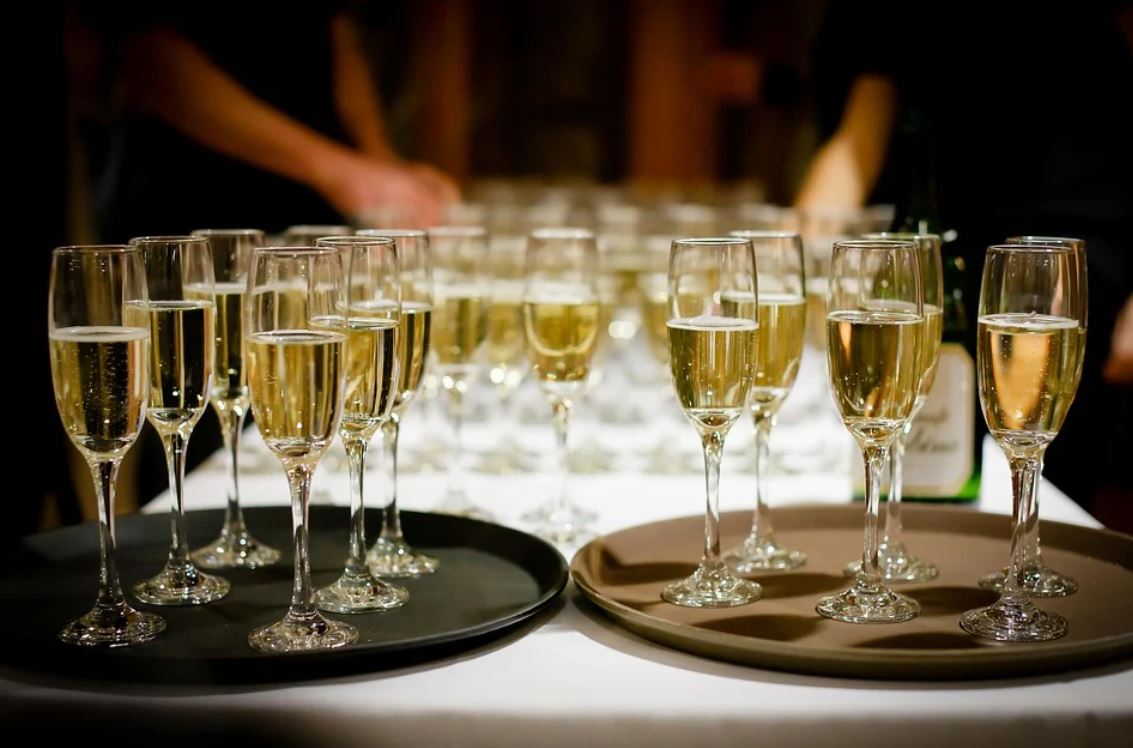 14 Significados de Soñar con Champaña