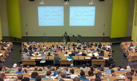 10 Significados de Soñar con Conferencias