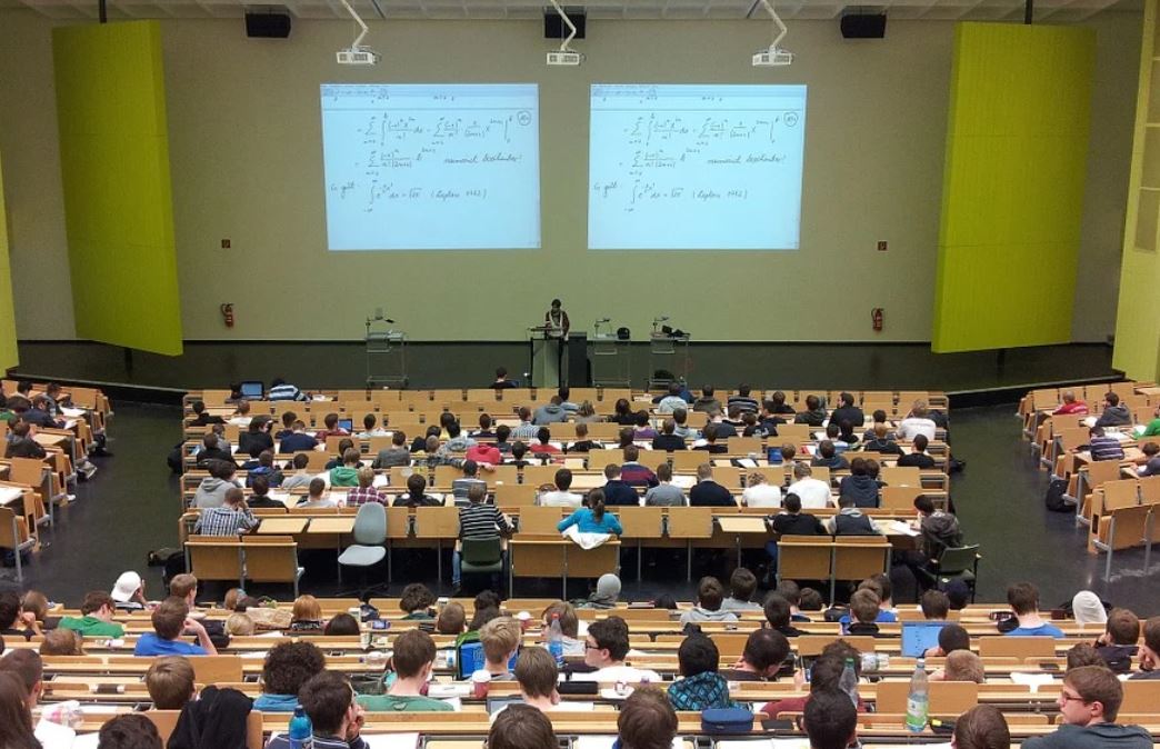 10 Significados de Soñar con Conferencias