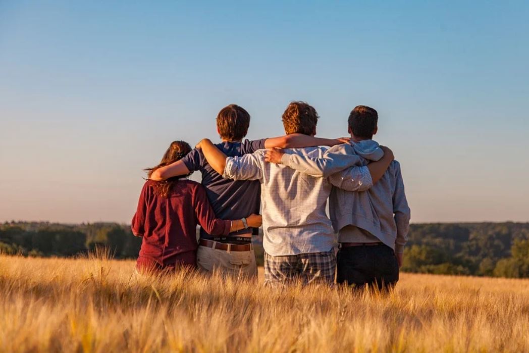 15 Significados de Soñar con Viejos Amigos