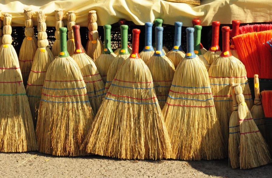 18 Significados de Soñar con una Escoba
