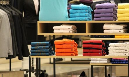 17 Significados de Soñar con Ropa Nueva