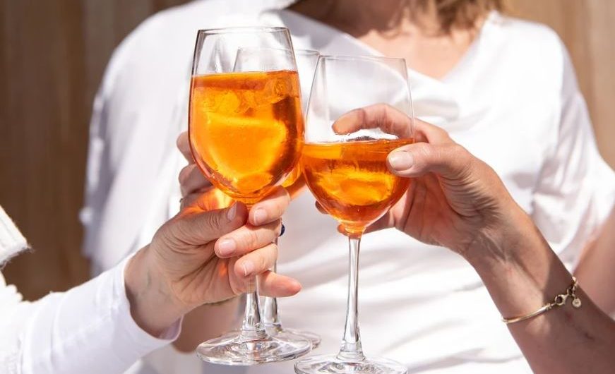 18 Significados de Soñar con Beber Alcohol