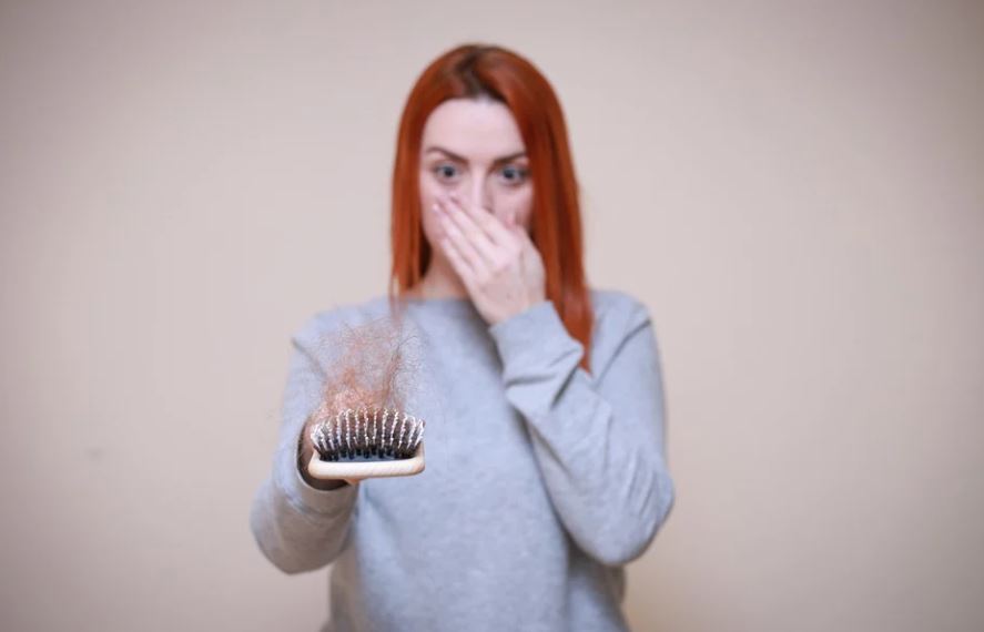 12 Significados de Soñar con la Caída del Cabello