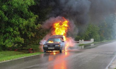 12 Significados de Soñar con un Coche en Llamas