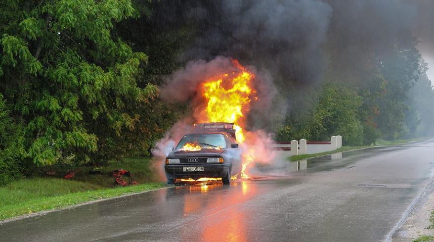 12 Significados de Soñar con un Coche en Llamas