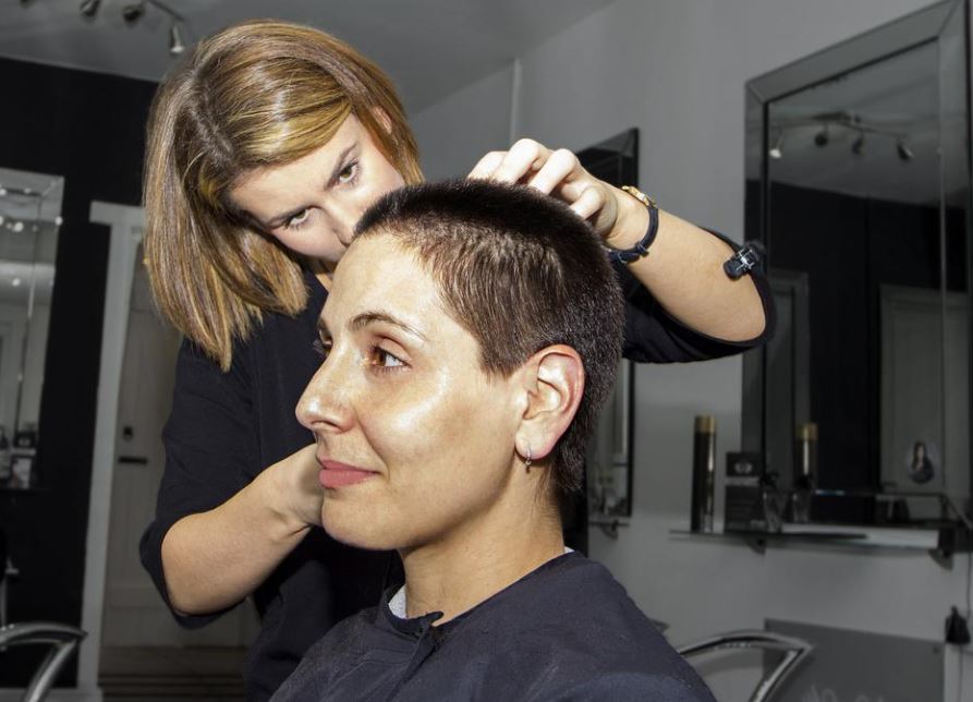 23 Significados de Soñar con Cortarse el Cabello
