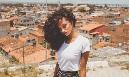 14 Significados de Soñar con Cabello Rizado