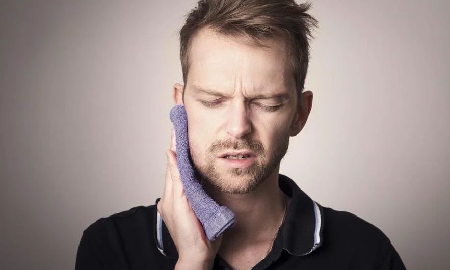 13 Significados de Soñar con Dientes Sangrantes