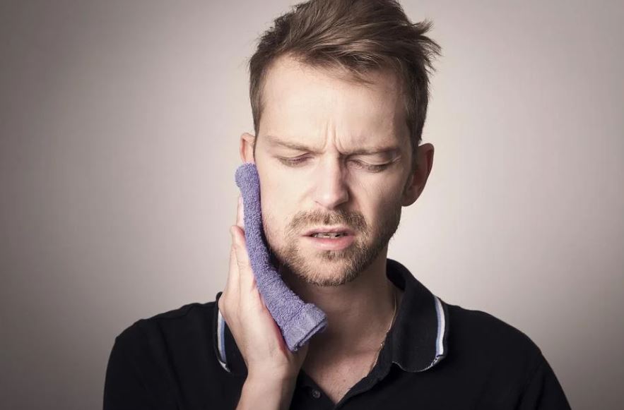 13 Significados de Soñar con Dientes Sangrantes