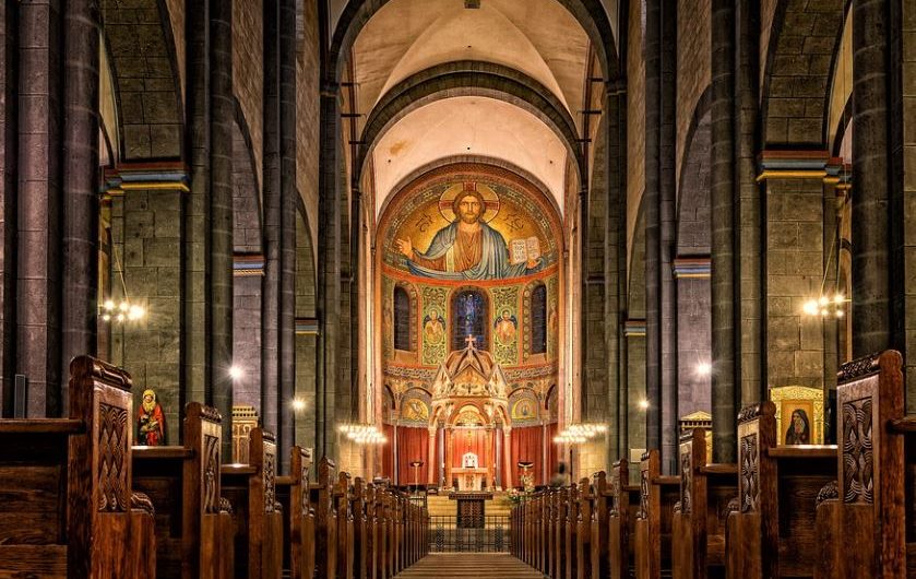 16 Significados de Soñar con un Sacerdote