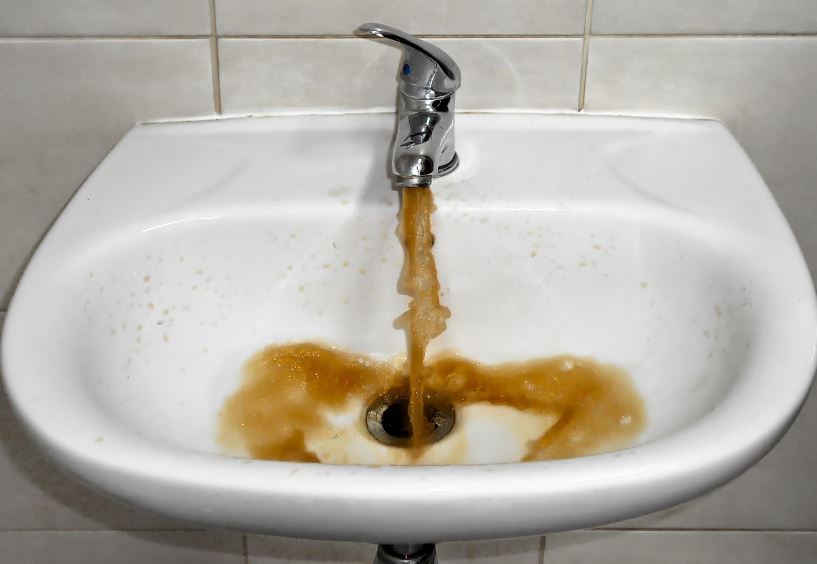 ¿Qué significa soñar con agua oxidada?