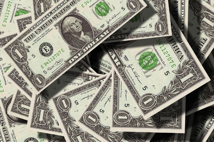 ¿Qué significa soñar con famosos dando dinero?